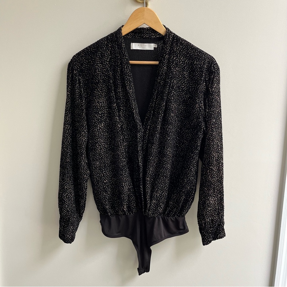 Astr The Label Black Zena Plunge V Neck Velvet Dot Long Sleeve Bodysuit M - Picture 4 of 9